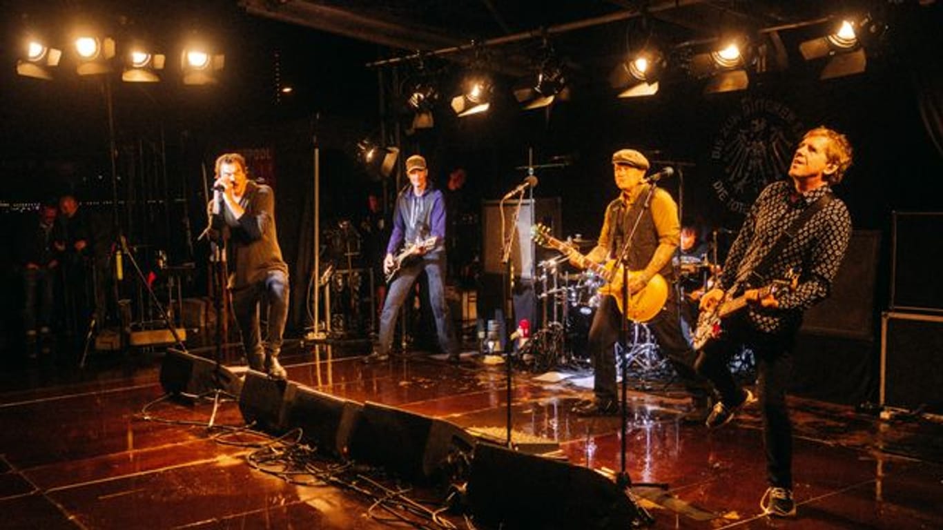 Die Toten Hosen spielten nach einer Lesung von Sänger Campino ein Überraschungskonzert in Düsseldorf.