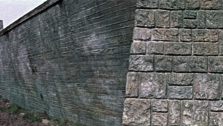 Pappmauer: Sie ist etwa sieben Meter hoch und entsteht auf dem Defa-Filmgelände.