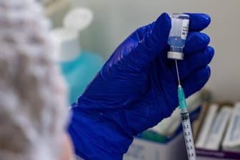 Eine Spritze wird mit Impfstoff aufgezogen: Im Impfzentrum des Landkreises Friesland in Schortens soll eine Mitarbeiterin Kochsalzlösungen verwendet haben.