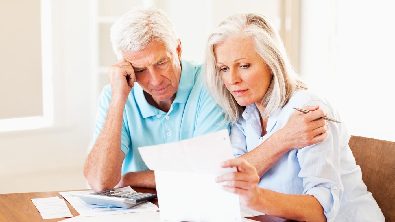 Älteres Ehepaar mit Unterlagen (Symbolbild): Schicken Sie uns Ihre Fragen zur Rente!