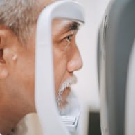 Älterer Mann beim Augencheck: Durch eine augenärztliche Untersuchung ist grüner Star oft schon feststellbar, bevor die Betroffenen selbst etwas davon merken.