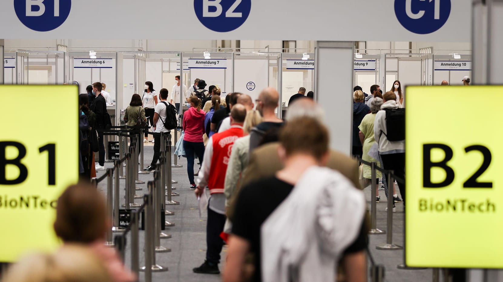 Zahlreiche Impflinge warten in einer Schlange in den Messehallen auf ihre Impfung: Am letzten Tag der Erstimpfungen hat es im Hamburger Impfzentrum noch einmal Andrang gegeben. Zahlreiche Impflinge warten in einer Schlange in den Messehallen auf ihre Impfung: Am letzten Tag der Erstimpfungen hat es im Hamburger Impfzentrum noch einmal Andrang gegeben.