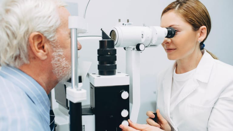 Ein Mann beim Augencheck: Die Untersuchungen zur Glaukom-Diagnose und -Früherkennung sind völlig schmerzfrei und risikoarm.