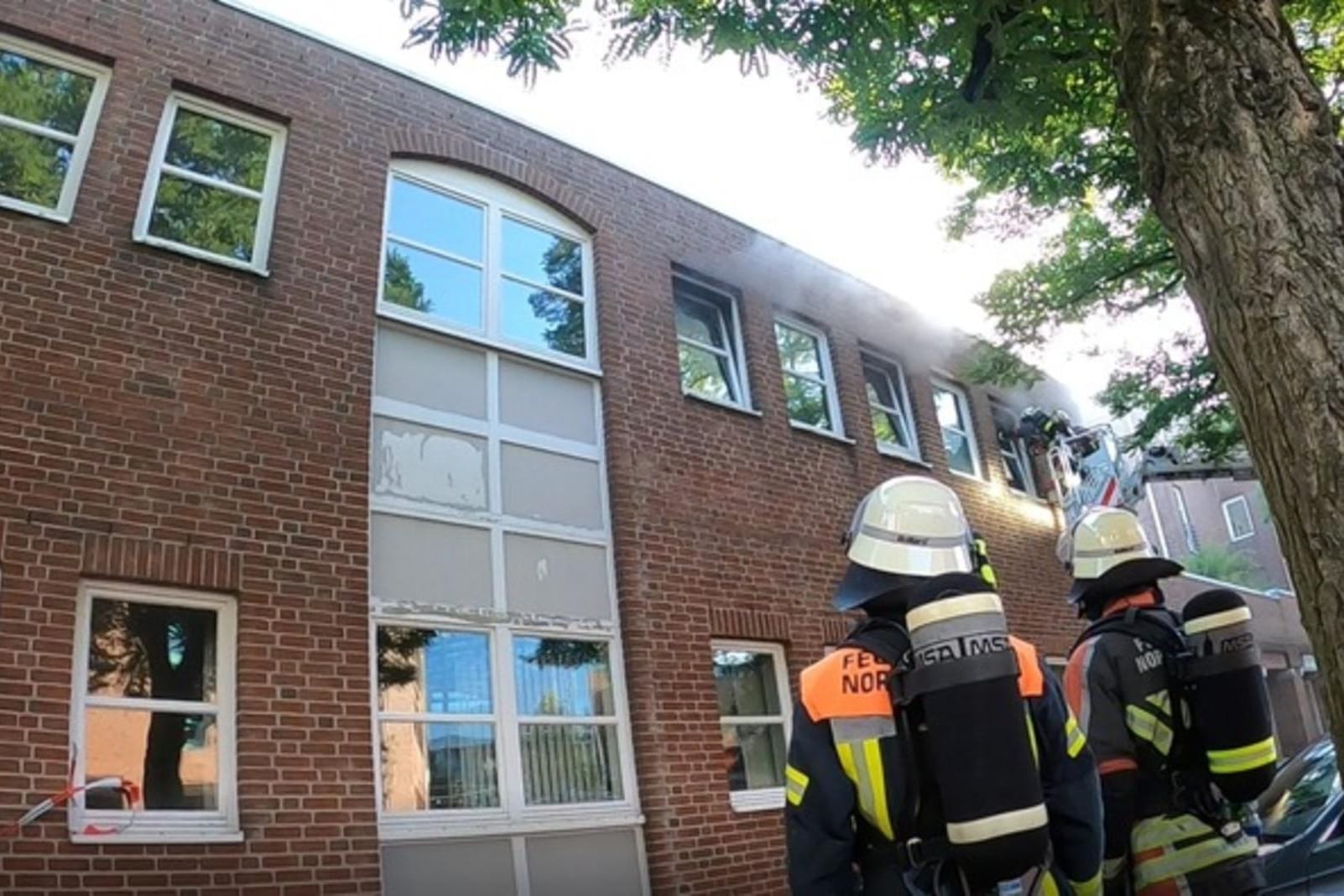 Feuerwehrleute an der Haspa-Filiale in Norderstedt (Archivbild): Nach dem Einbruch legten die Täter Feuer.