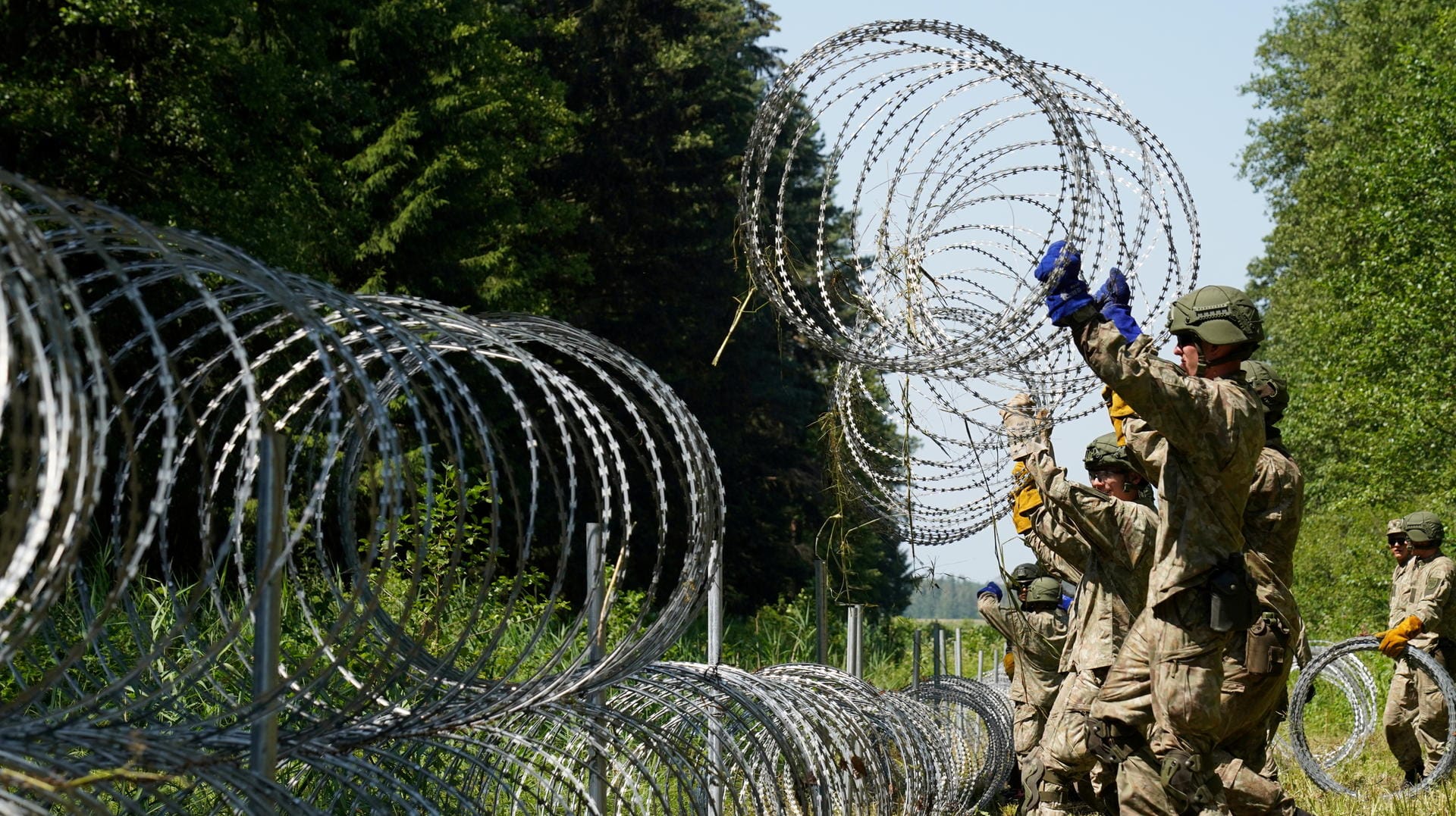 Litauen im Juli 2021: Soldaten verlegen Stacheldraht an der Grenze zu Belarus.