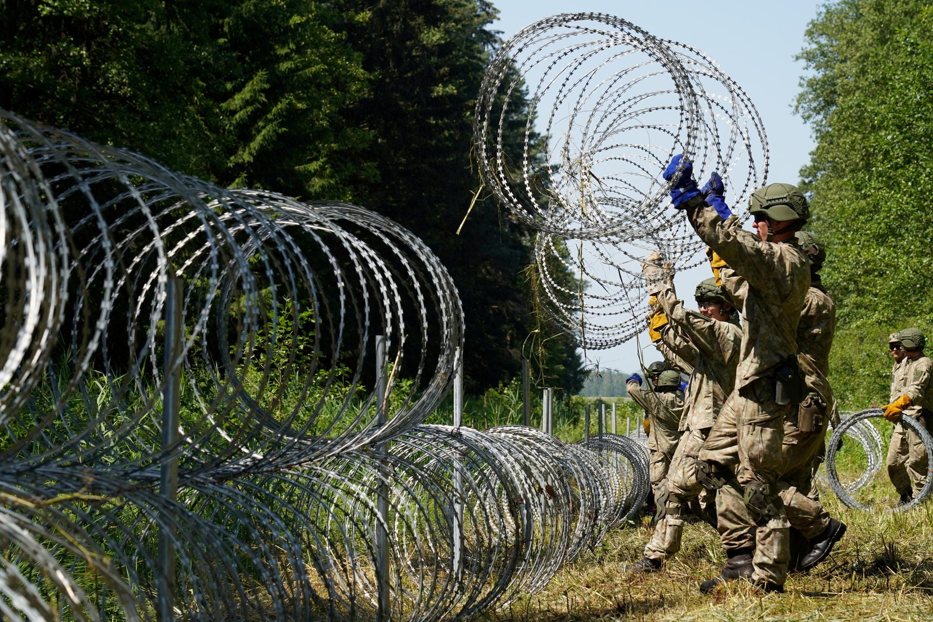 Litauen im Juli 2021: Soldaten verlegen Stacheldraht an der Grenze zu Belarus.