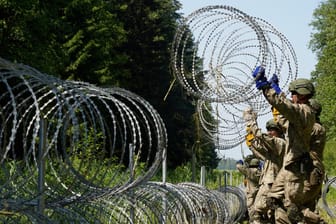 Litauen im Juli 2021: Soldaten verlegen Stacheldraht an der Grenze zu Belarus.