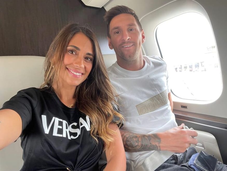 Messi dürfte davon bereits nichts mehr mitbekommen haben. Seine Ehefrau Antonela Roccuzzo postete ein glückliches Pärchenbild aus dem in Richtung Paris abgehobenen Privatjet.