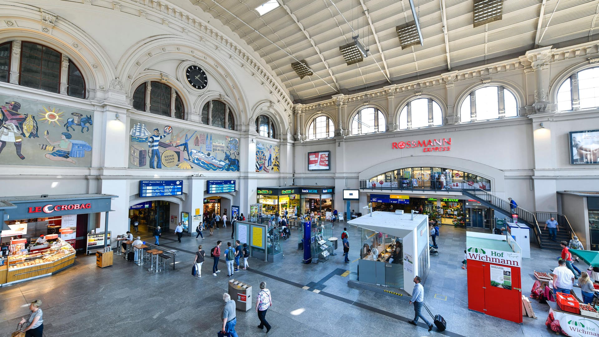 Die Haupthalle des Bahnhofes in Bremen (Archivbild): Die Tat wurde von den Überwachungskameras aufgezeichnet.