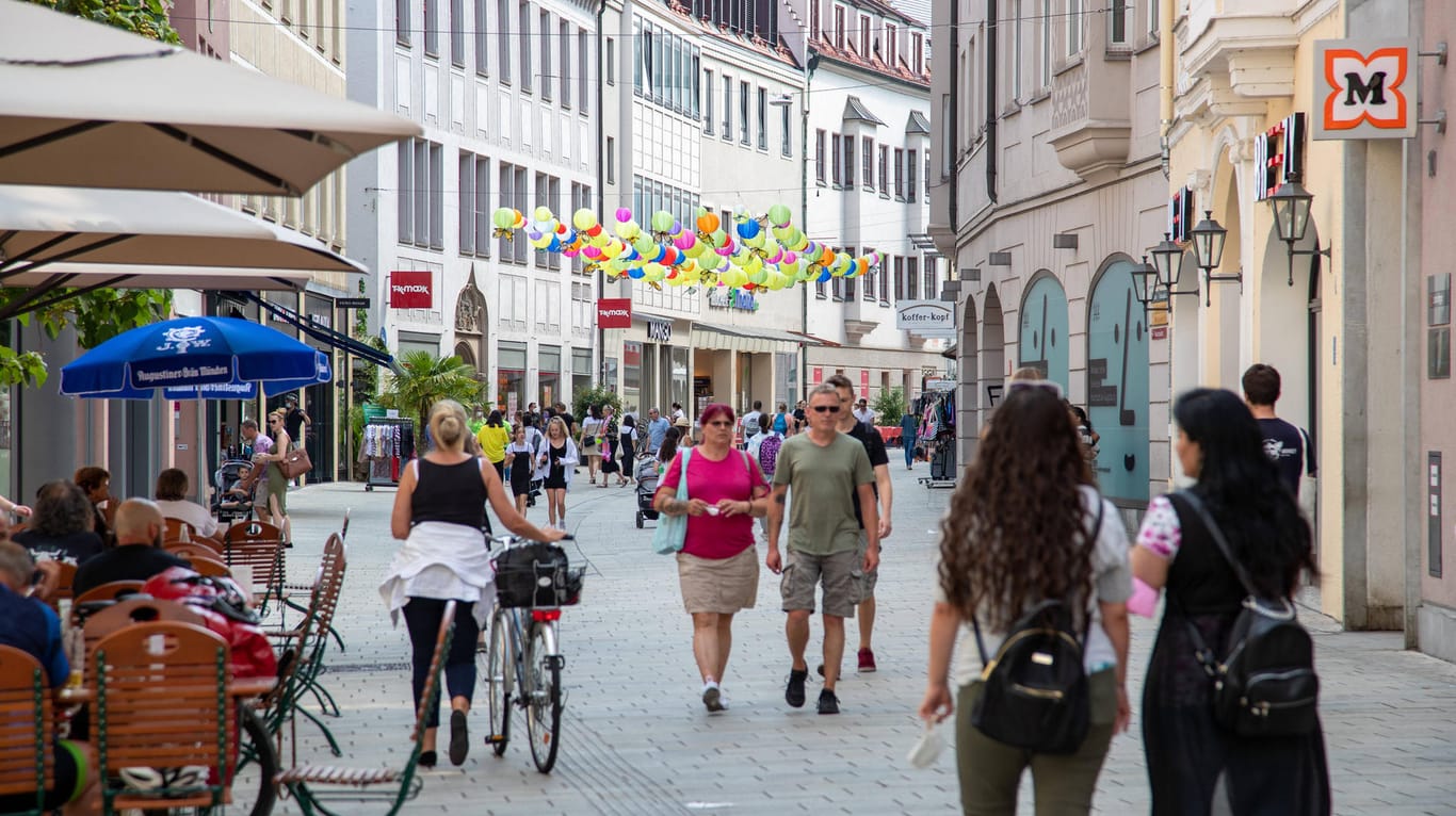 Fußgängerzone in Augsburg (Symbolbild): Viele Geschäfte haben während der Corona-Krise geschlossen und noch ist es unklar, wie es mit den Leerständen in den Städten weitergeht.
