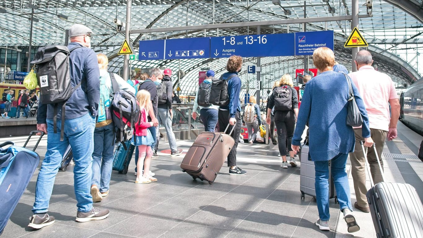 Reisende am Berliner Hauptbahnhof (Symbolbild): Dreiviertel der Züge fahren die nächsten zwei Tage nicht.