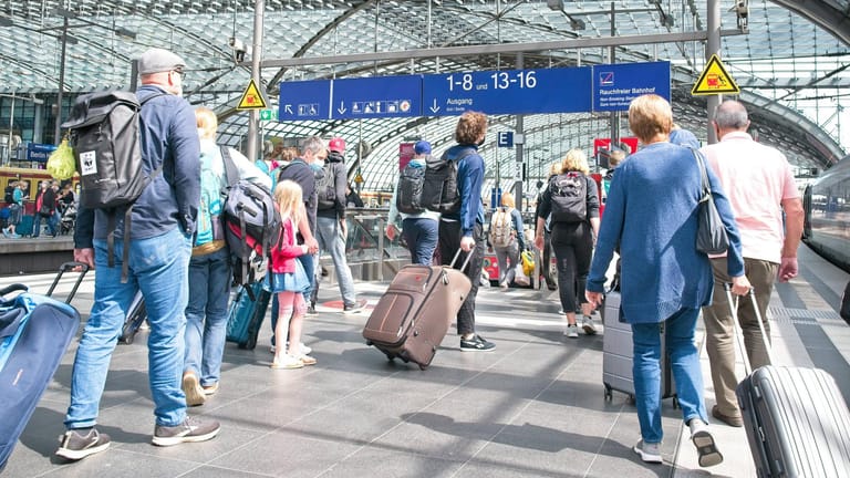 Reisende am Berliner Hauptbahnhof (Symbolbild): Dreiviertel der Züge fahren die nächsten zwei Tage nicht.