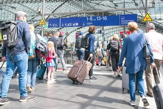 Reisende am Berliner Hauptbahnhof (Symbolbild): Dreiviertel der Züge fahren die nächsten zwei Tage nicht.