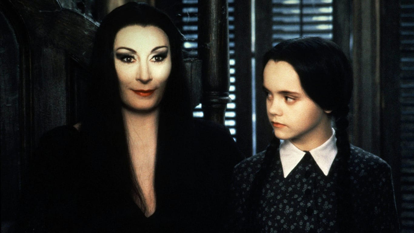In den "Addams Family"-Filmen aus den Neunzigern: Anjelica Huston und Christina Ricci als Morticia und Wednesday.