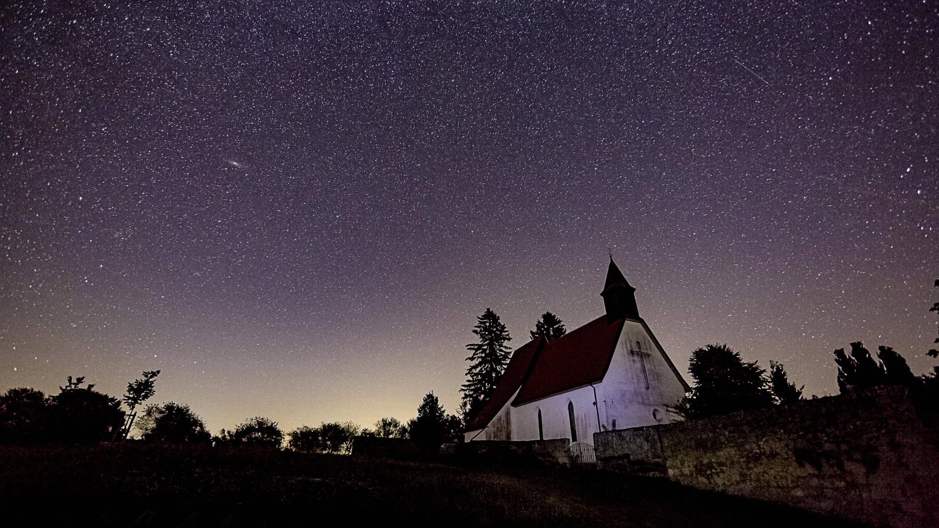 DEU Deutschland Nachthimmel in Münsingen am 13.08.2018: Die Perseidenstürme funkeln in Deutschland meist im August besonders stark.13 08 2018 Astrofotografie Sternefotografie Nachthimmel über dem eh