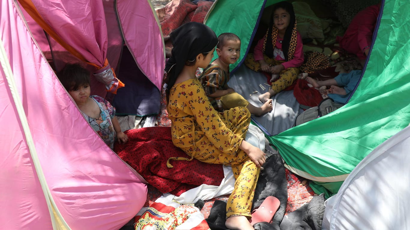 Mädchen campen in einem Park: Sie fürchten sich vor der Gewalt der Taliban.