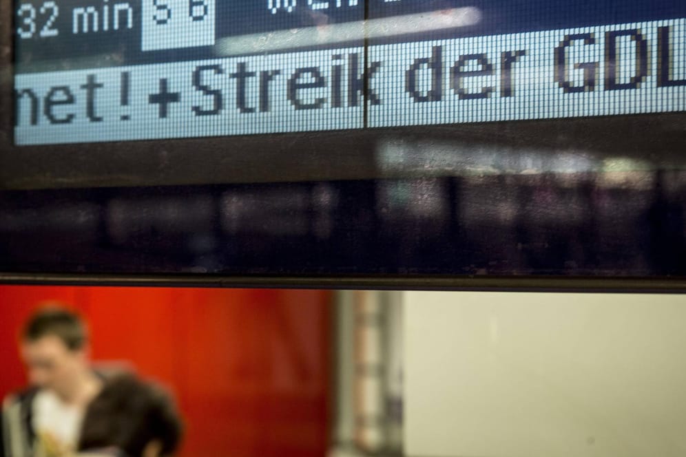 "Streik der GDL" steht auf einer Anzeige an einem Bahnhof (Archivbild): Die Lokführergewerkschaft streikt bundesweit.