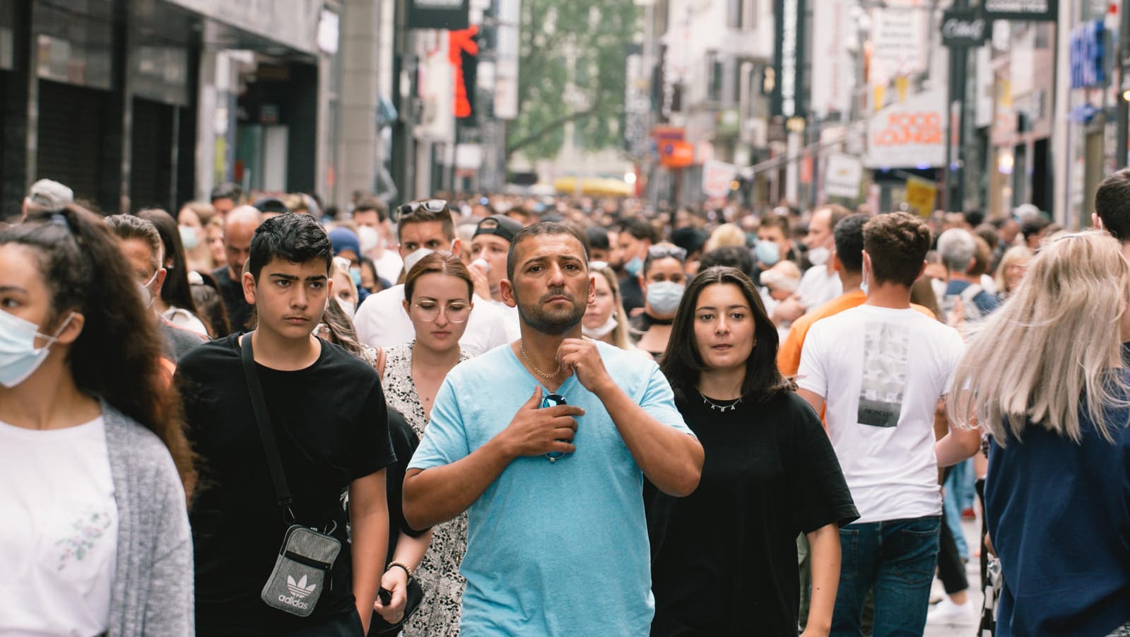 Zahlreiche Menschen sind in der Kölner Fußgängerzone unterwegs: Der Inzidenzwert in der Domstadt kratzte bereits wieder an der 50.