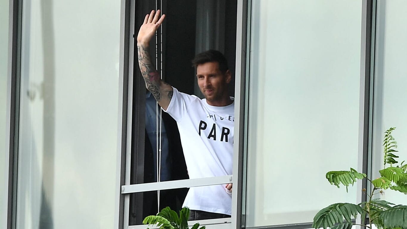 Passend im Paris-Shirt: Messi winkt den PSG-Fans nach seiner Ankunft zu.