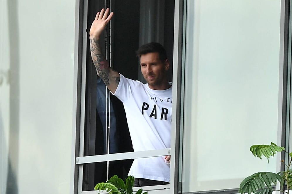 Passend im Paris-Shirt: Messi winkt den PSG-Fans nach seiner Ankunft zu.