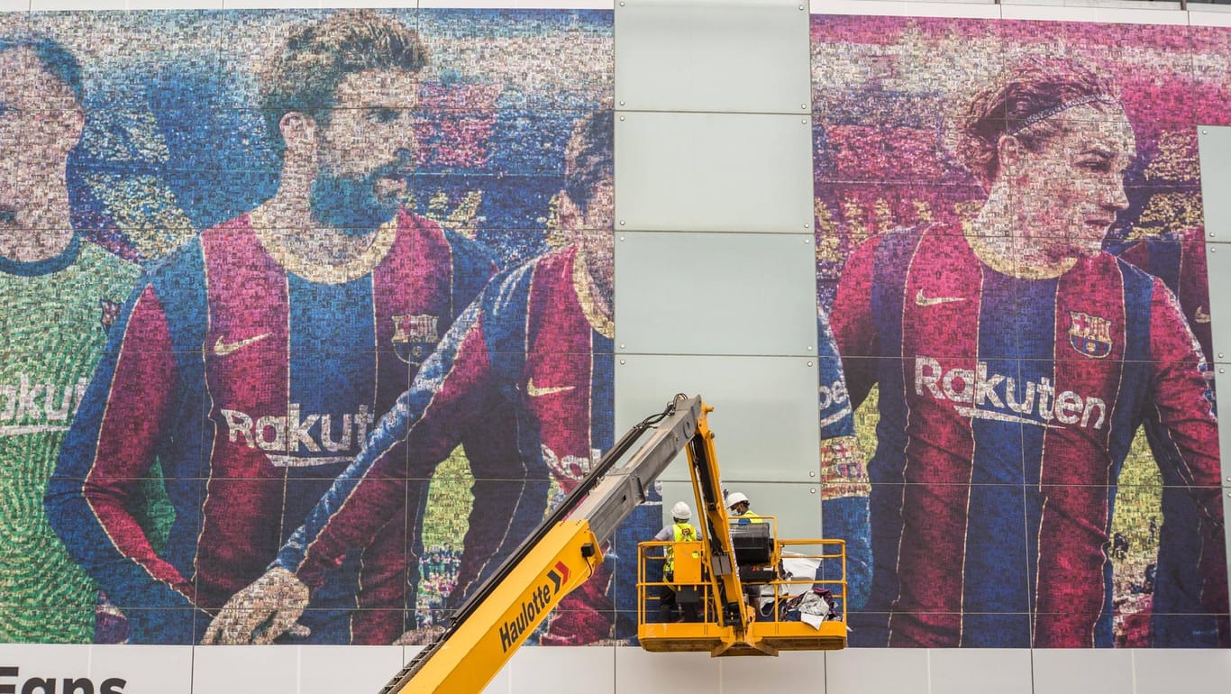 Ein trauriges Bild für alle Barca-Fans: Messi wird einfach aus einem Plakat entfernt.