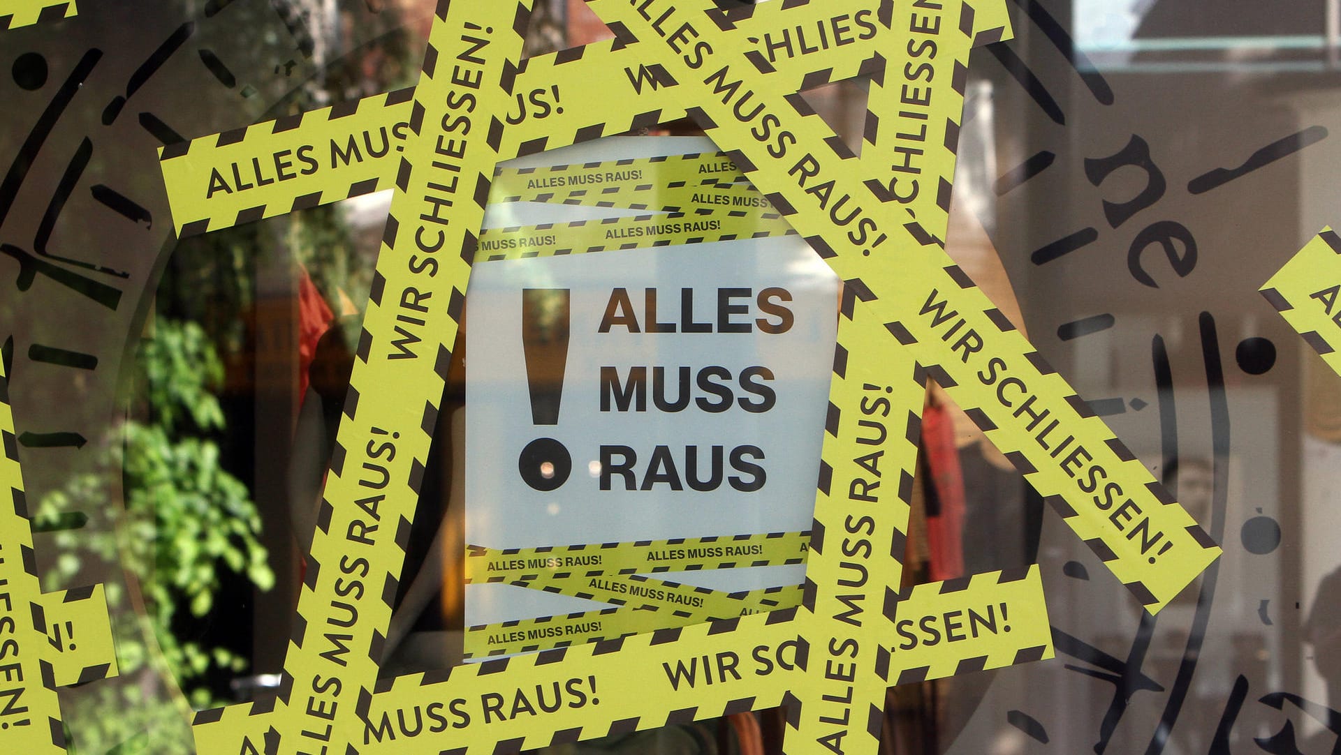 "Wir schließen"-Aufkleber auf dem Schaufenster eines Modegeschäfts (Symbolbild): Viele Geschäfte haben die Pandemie nicht überlebt.