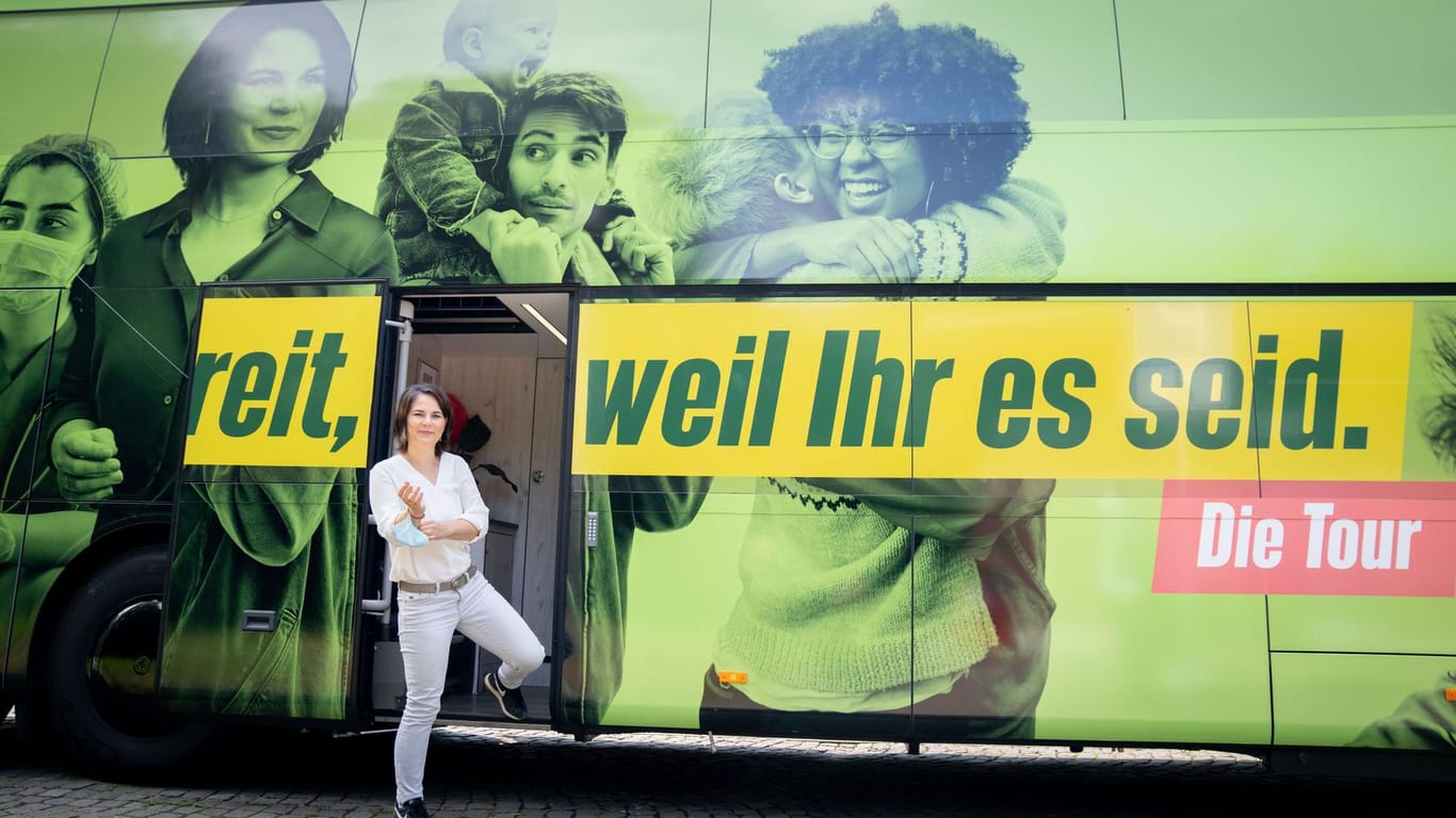 Annalena Baerbock, Kanzlerkandidatin und Bundesvorsitzende von Bündnis 90/Die Grünen, steht vor ihrem Wahlkampfbus: In Nordrhein-Westfalen hatten die Grünen vor vier Jahren nur 7,6 Prozent der Stimmen geholt.