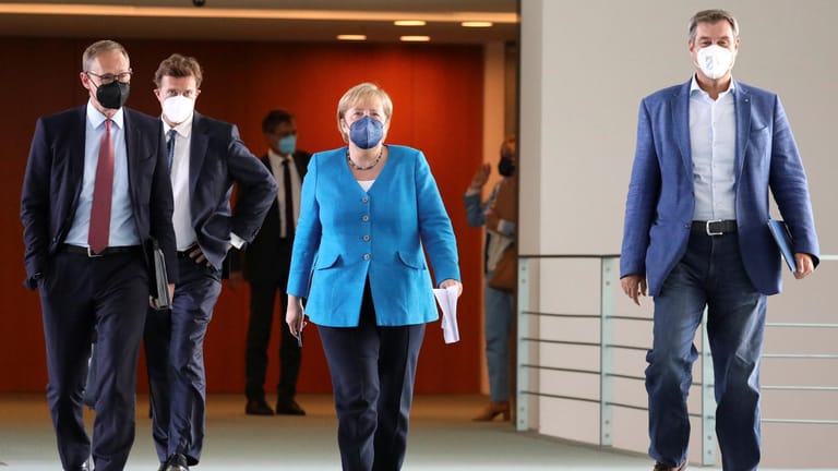 Berlins Michael Müller (l.), Kanzlerin Angela Merkel und Bayerns Markus Söder: Die drei waren wegen der Pressekonferenz in Berlin, der Rest der Bund-Länder-Runde schaltete sich per Video zu.