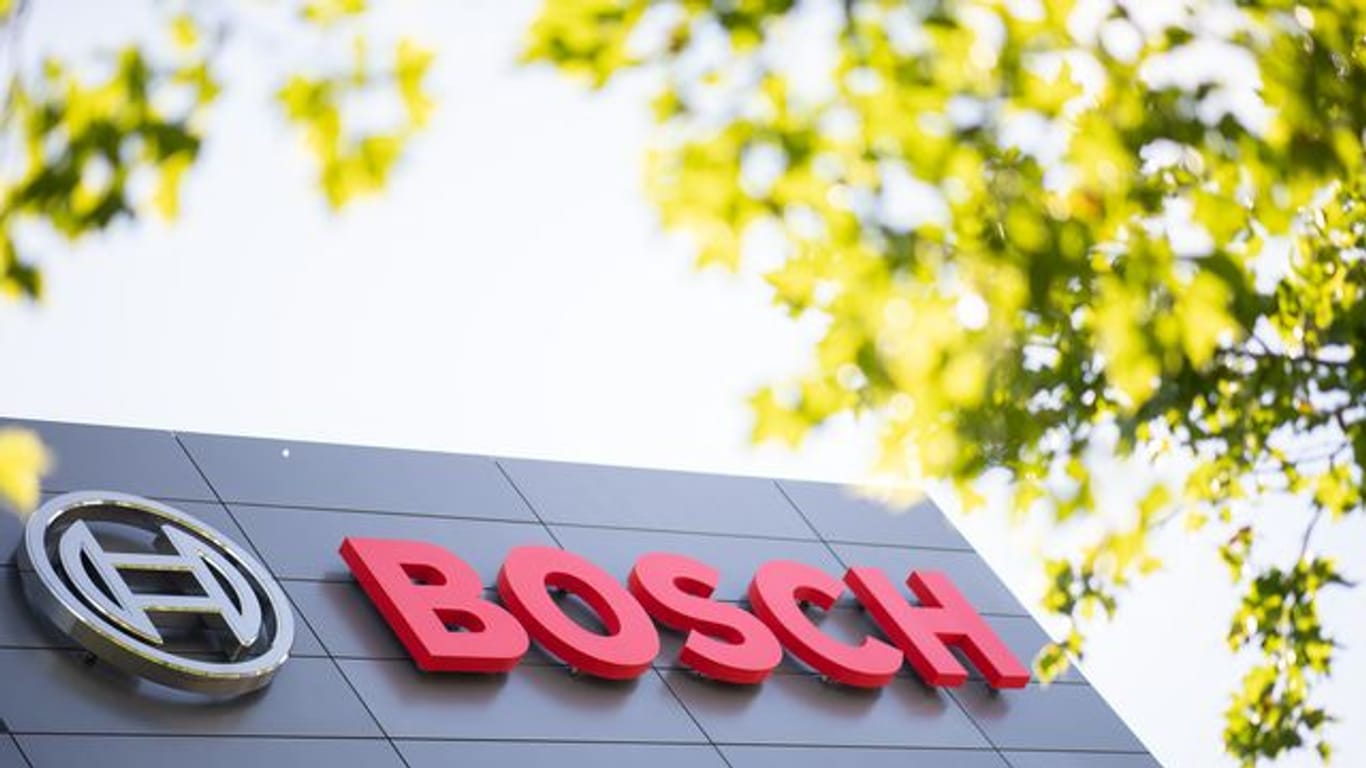 Das Logo und der Name von Bosch hängen an einem Gebäude