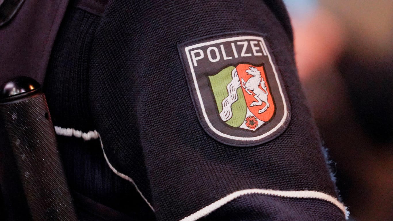 Polizei-Abzeichen von Nordrhein-Westfalen: Bei der Razzia wurden 90 Personen festgenommen (Symbolbild).