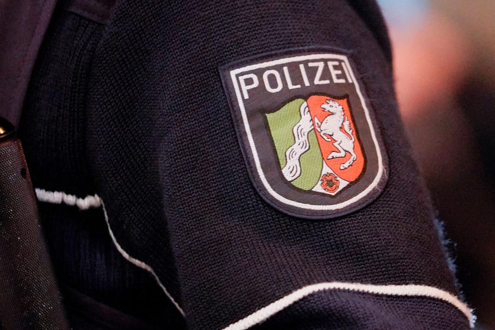 Polizei-Abzeichen von Nordrhein-Westfalen: Bei der Razzia wurden 90 Personen festgenommen (Symbolbild).