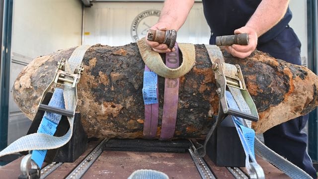 Am Containerbahnhof wird eine entschärfte Fliegerbombe gezeigt