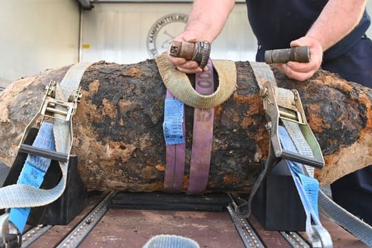 Am Containerbahnhof wird eine entschärfte Fliegerbombe gezeigt