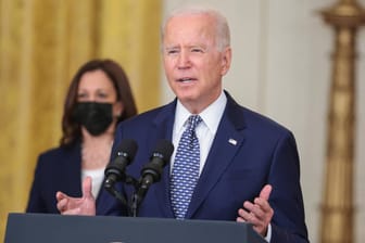 US-Präsident Joe Biden und Vize-Präsidentin Kamala Harris: Der Senat verabschiedete ein zentrales Vorhaben von Biden.