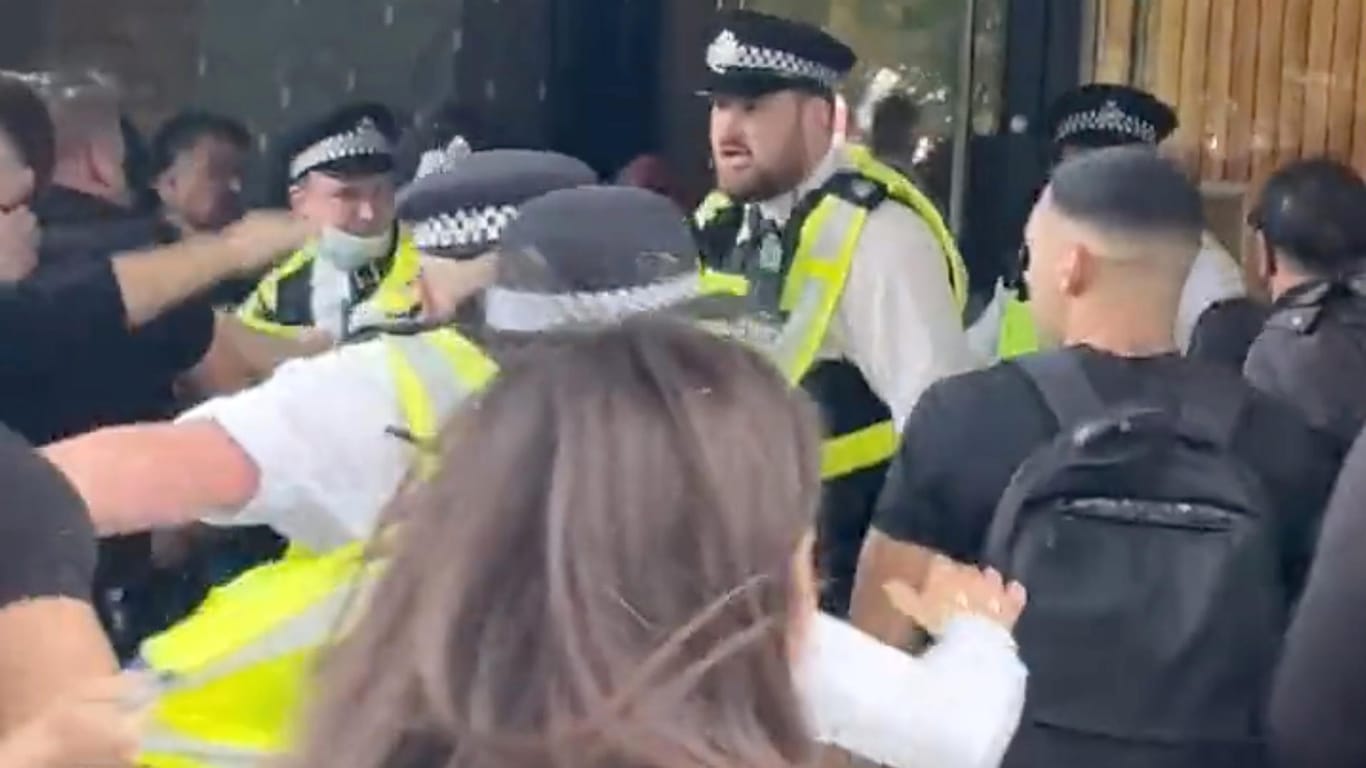 London: Sicherheitsbeamte versuchen Demonstranten davon abzuhalten, in die BBC-Zentrale zu gelangen.