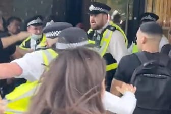 London: Sicherheitsbeamte versuchen Demonstranten davon abzuhalten, in die BBC-Zentrale zu gelangen.