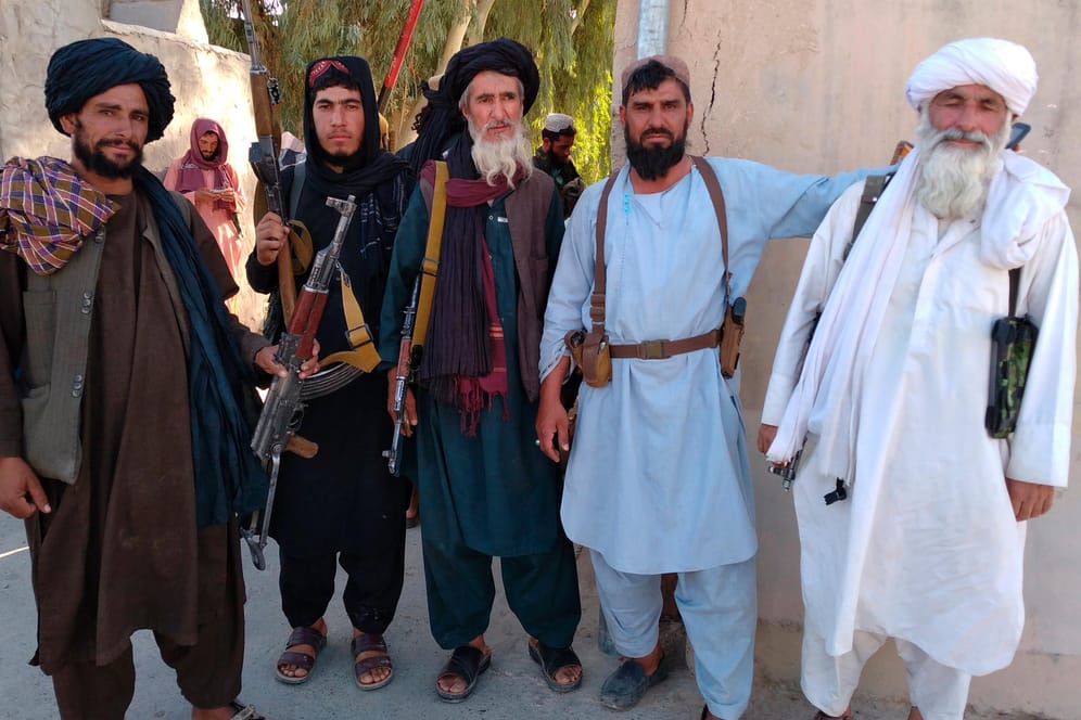 Mitglieder der militant-islamistische Taliban halten in der Stadt Farah, der Hauptstadt der Provinz Farah südwestlich von Kabul, Waffen. Sie nahmen die Stadt am Dienstag ein.