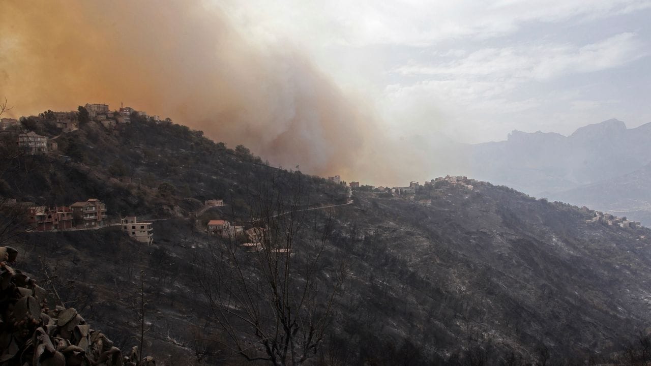 Rauch steigt neben einem Dorf in der Nähe von Tizi Ouzou auf. Rauch steigt neben einem Dorf in der Nähe von Tizi Ouzou auf.