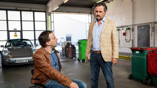 Rudi Mandl (Harald Schrott, r) mit Peter Palfinger (Florian Teichtmeister) in der Firmenwerkstatt.