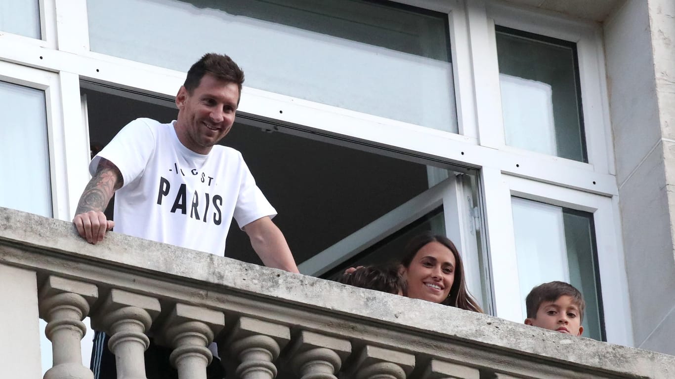 Lionel Messi nach seiner Ankunft in Paris im Royal Monceau Hotel
