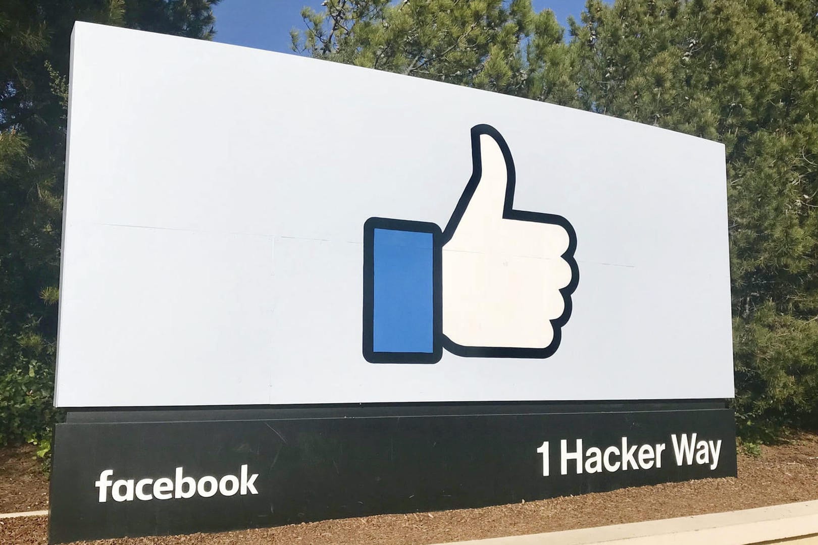 Ein Plakat am Hauptquartier von Facebook (Archivbild). Das Unternehmen hat die Kampagne einer russischen Agentur vom Netz genommen.