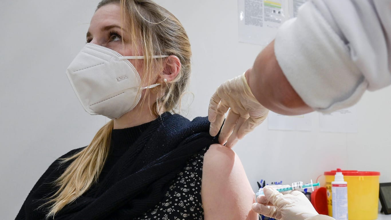 Eine Frau wird in Hamburg gegen Corona geimpft (Archivbild). Bei den Erstimpfungen könnte die Zahl höher sein als angenommen.