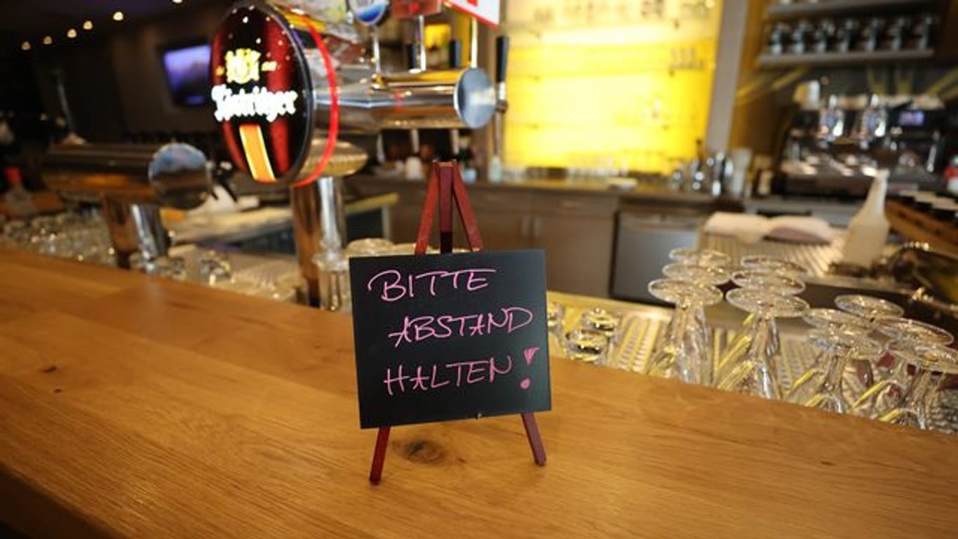 Ein Schild mit der Aufschrift "Bitte Abstand halten"