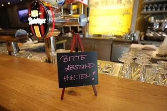 Ein Schild mit der Aufschrift "Bitte Abstand halten"