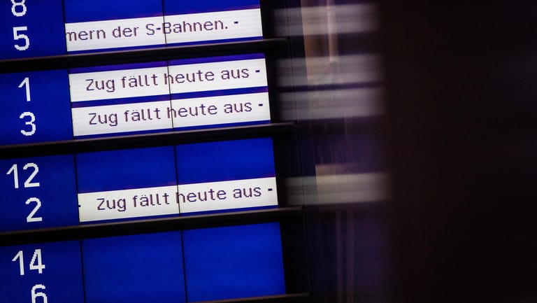 "Zug fällt heute aus" steht auf der Abfahrtstafel am Stuttgarter Hauptbahnhof: Die GDL hat ihre Mitglieder zum Streik bei der Deutschen Bahn aufgerufen.