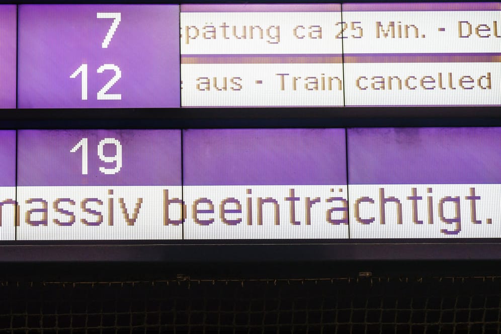 "Massiv beeinträchtigt" steht am frühen Mittwochmorgen auf einer Anzeigetafel im Frankfurter Hauptbahnhof: Der Streik soll in der Nacht zu Freitag enden.