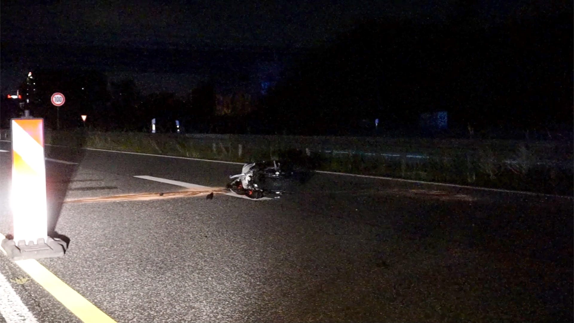 Zerstörtes Motorrad auf der Straße: Bei einem Unfall ist ein junger Fahrer ums Leben gekommen. Zerstörtes Motorrad auf der Straße: Bei einem Unfall ist ein junger Fahrer ums Leben gekommen.