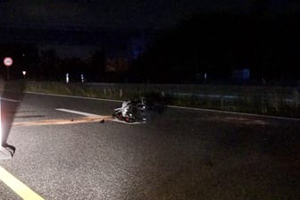 Zerstörtes Motorrad auf der Straße: Bei einem Unfall ist ein junger Fahrer ums Leben gekommen.