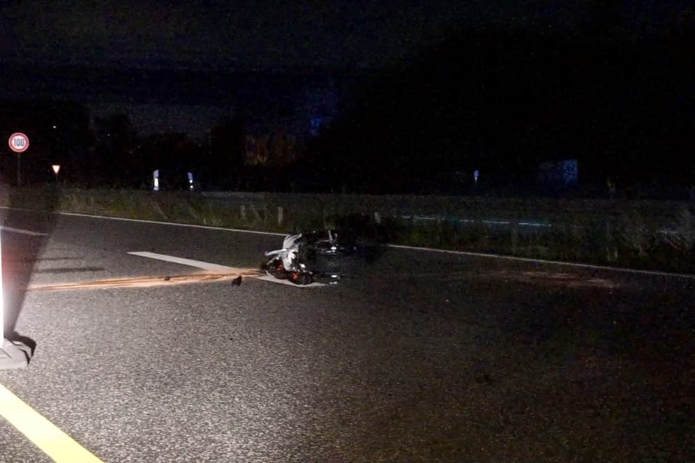 Zerstörtes Motorrad auf der Straße: Bei einem Unfall ist ein junger Fahrer ums Leben gekommen.