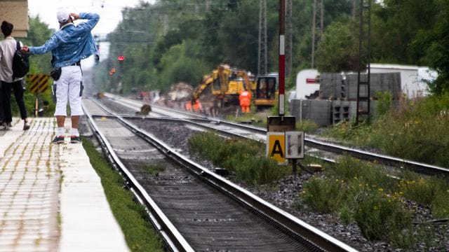 Fahrgäste warten auf einen Zug